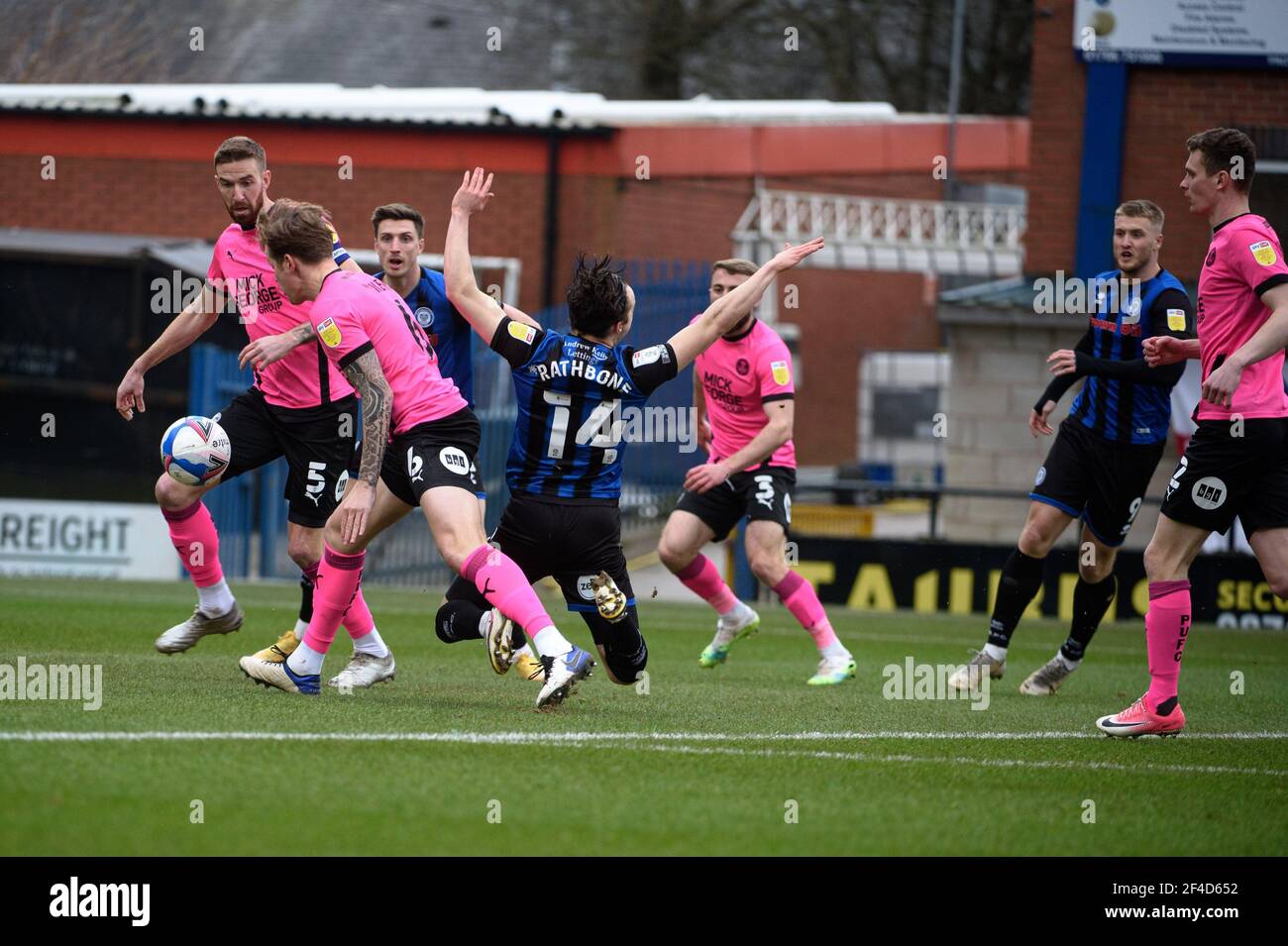 ROCHDALE, ANGLETERRE. 20 MARS : le Rathbone de Rochdale AFC est abordé par Frankie Kent de Peterborough United lors du match Sky Bet League 1 entre Rochdale et Peterborough au stade Spotland, Rochdale, le samedi 20 mars 2021. (Credit: Ian Charles | MI News) Credit: MI News & Sport /Alay Live News Banque D'Images