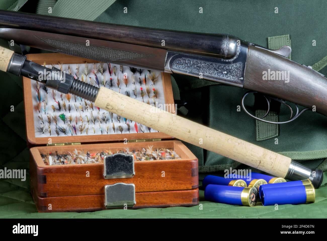 Ancien Fusil De Chasse Avec Canne à Pêche Et Boîte à Mouches Et Cartouches Avec Sac De Jeu Sur Un Manteau D Exterieur Image415797753