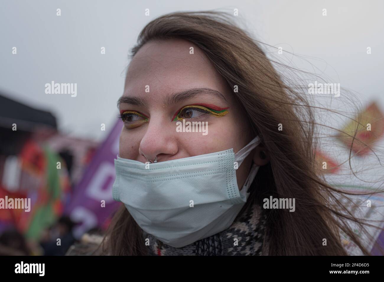 Une femme kurde possède une photo pendant le festival Newroz à Istanbul Newroz est originaire de Perse dans la tradition religieuse du zoroastrianisme. Il est considéré comme le festival le plus important de la culture kurde, qui célèbre l'arrivée du printemps et du nouvel an. Ce festival est devenu une célébration de l'identité kurde et un symbole de la révolution et de la lutte des Kurdes tout au long de l'histoire. Banque D'Images