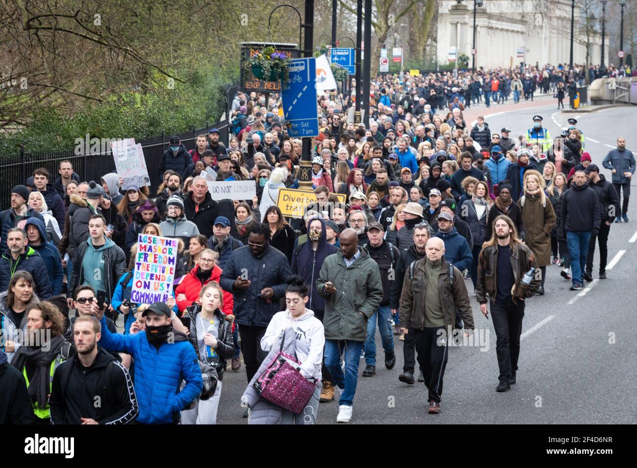 Londres, Royaume-Uni. 20 mars 2021. Des milliers de manifestants contre le confinement défilent devant Piccadilly. Un rassemblement mondial pour la liberté est organisé un an après l'introduction des blocages. Credit: Andy Barton/Alay Live News Banque D'Images