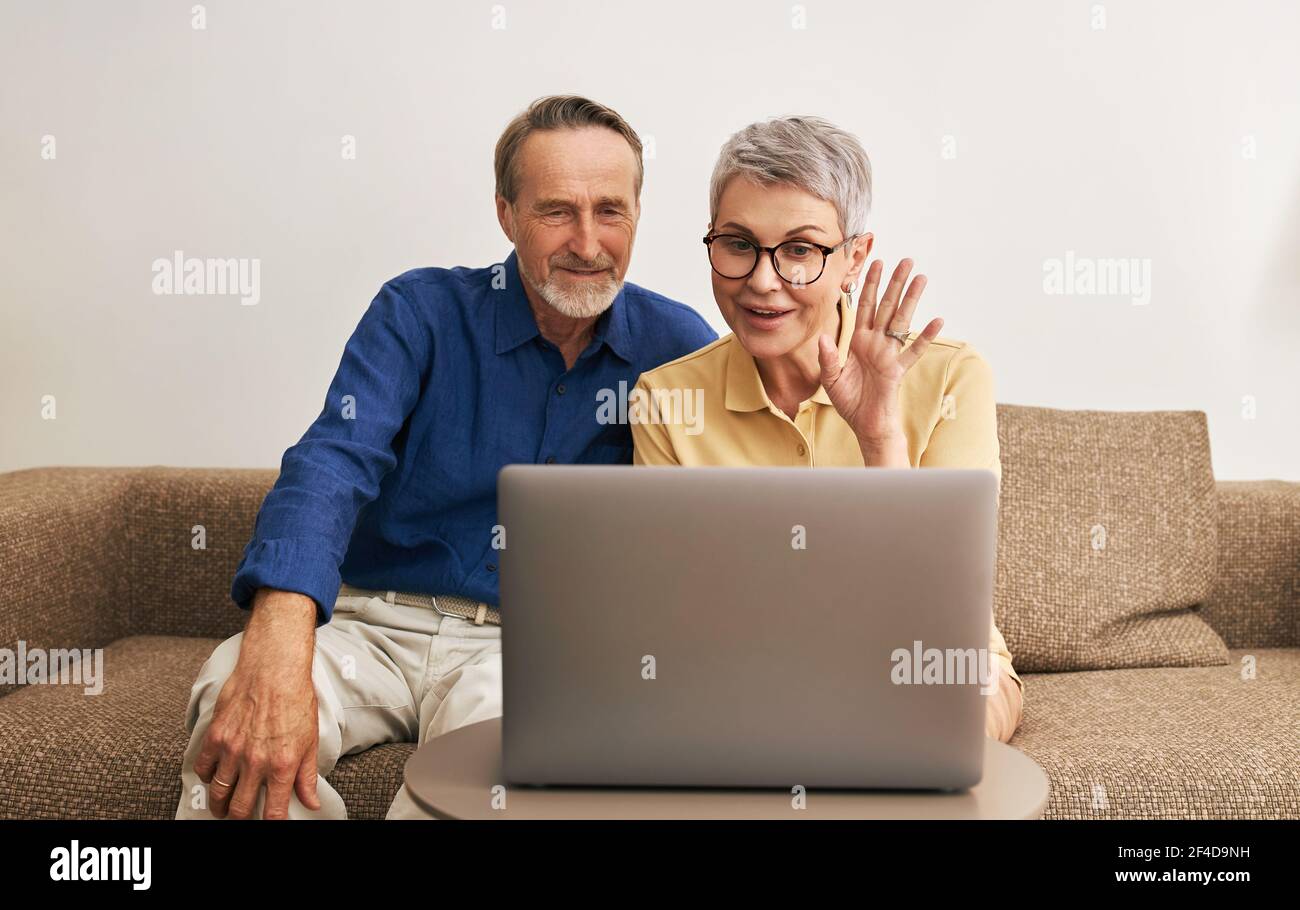 Senior couple using laptop computer Banque D'Images