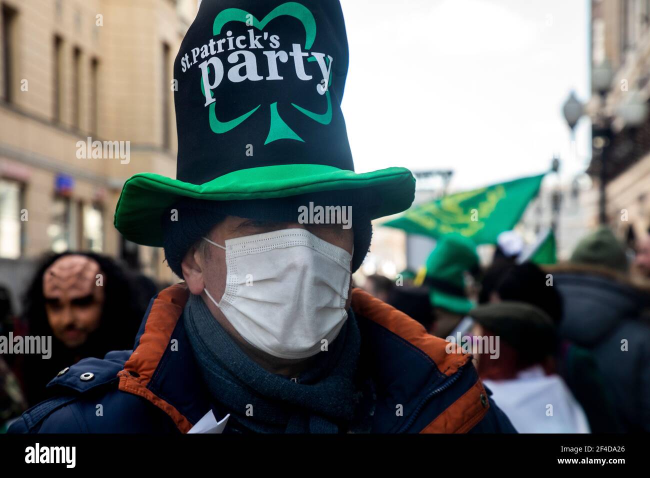 Moscou, Russie. 20 mars 2021. Les participants portant un masque facial lors de la parade de la Saint-Patrick qui s'est tenue dans la rue Arbat, au centre de Moscou, pendant la pandémie du coronavirus COVID-19 en Russie Banque D'Images