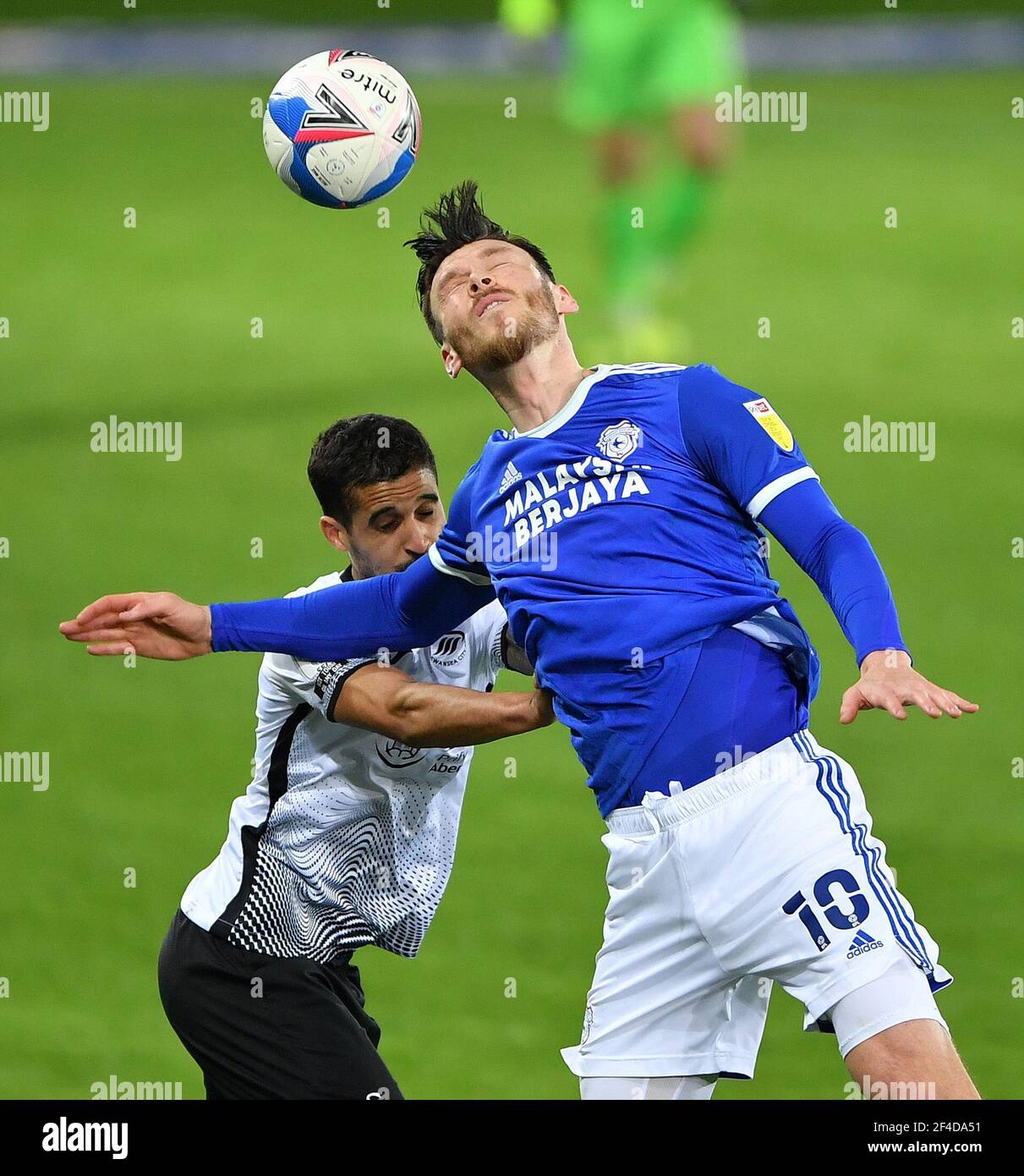 Kyle Naughton (à gauche) de Swansea City et Kieffer Moore de Cardiff City se battent pour le ballon lors du match de championnat Sky Bet au Liberty Stadium, Swansea. Date de la photo: Samedi 20 mars 2021. Banque D'Images