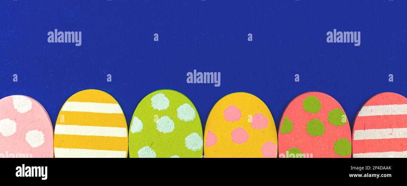 Bannière d'arrière-plan plate des œufs de pâques avec photo d'espace de copie Banque D'Images