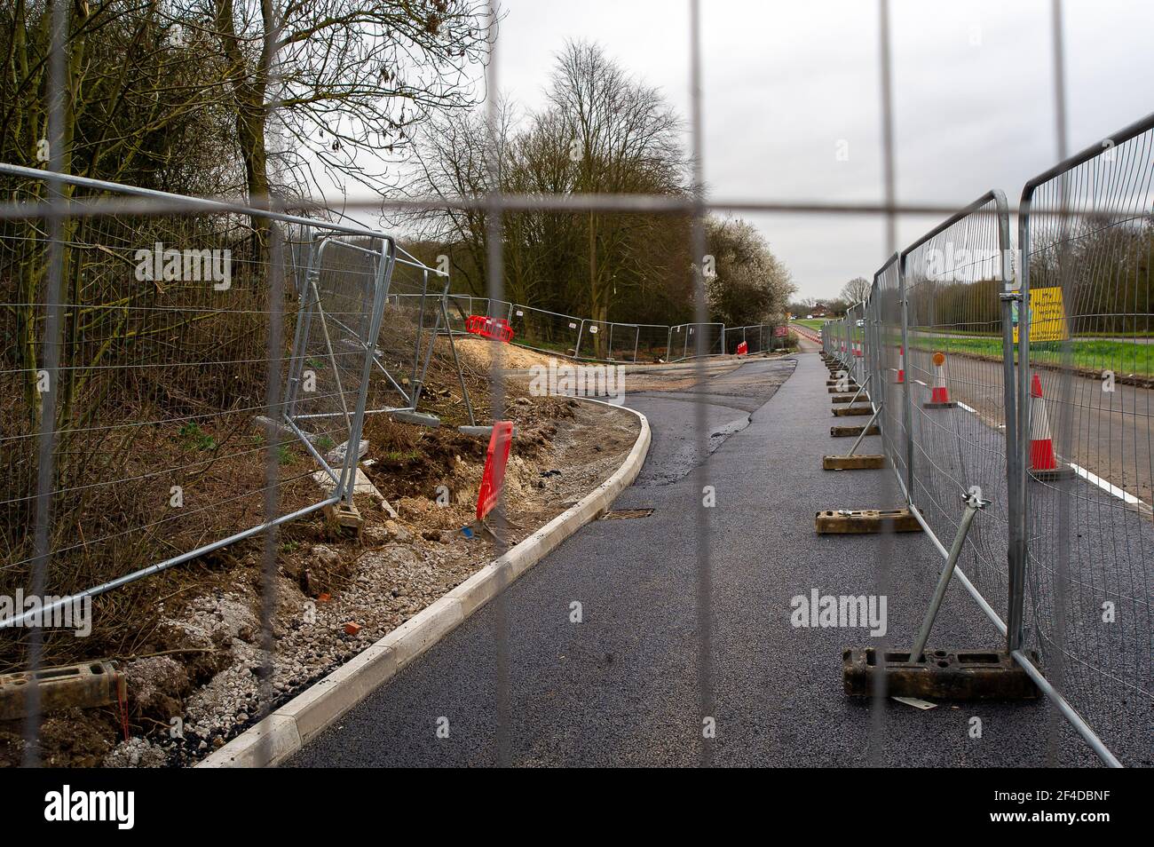 Little Amersham, Buckinghamshire, Royaume-Uni. 18 mars 2021. HS2 ont coupé une route de point d'accès à travers les arbres au large de l'A413 alors qu'ils construisent une route de transport et se préparent à construire la petite tige de ventilation Amersham. Ce sera l'un des 4 puits de ventilation dans le tunnel qu'ils seront ennuyeux sous les Chilterns qui est une zone de beauté naturelle exceptionnelle. La liaison High Speed 2 Rail de Londres à Birmingham met en péril 108 anciennes terres boisées, 33 SSSIS et 693 sites fauniques. Crédit : Maureen McLean/Alay Banque D'Images