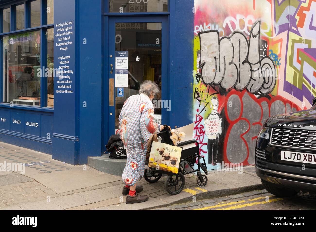 Portobello Market sur Portobello Road est une rue dans la Notting Hill district du Royal Borough de Kensington et Chelsea dans l'ouest de Londres Banque D'Images