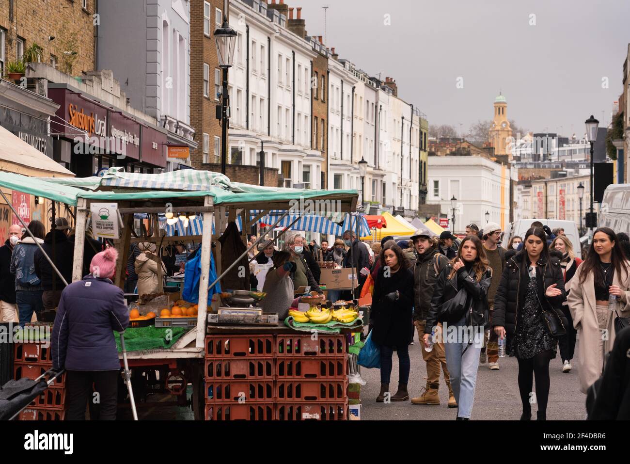 Portobello Market sur Portobello Road est une rue dans la Notting Hill district du Royal Borough de Kensington et Chelsea dans l'ouest de Londres Banque D'Images