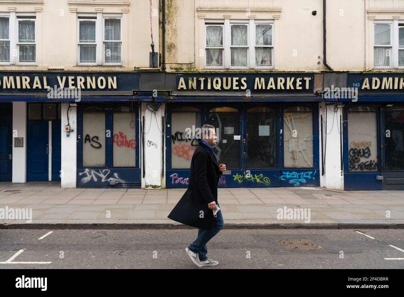 Portobello Market sur Portobello Road est une rue dans la Notting Hill district du Royal Borough de Kensington et Chelsea dans l'ouest de Londres Banque D'Images
