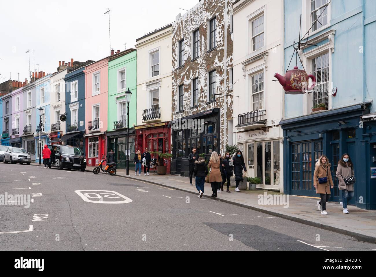Portobello Market sur Portobello Road est une rue dans la Notting Hill district du Royal Borough de Kensington et Chelsea dans l'ouest de Londres Banque D'Images