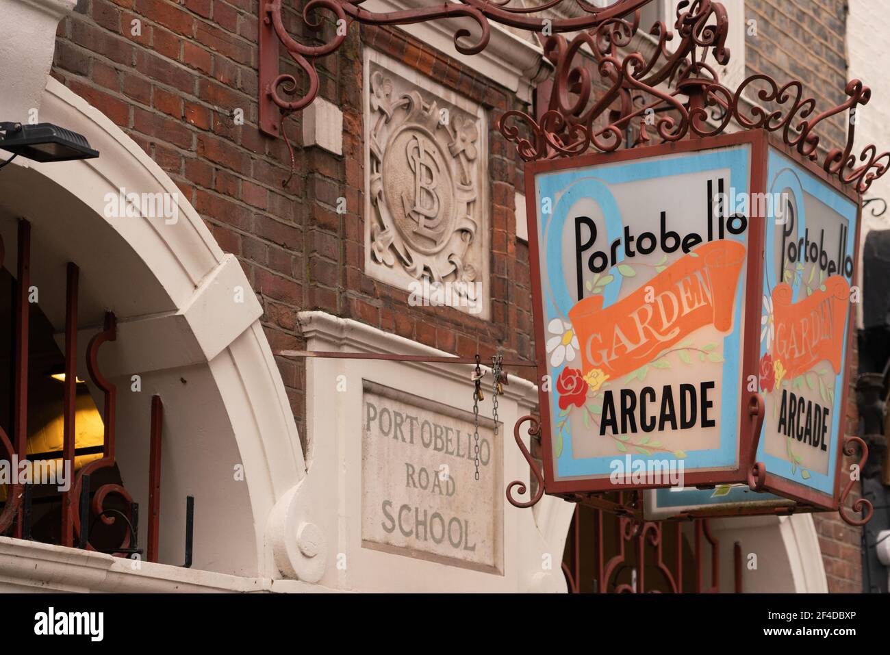 Portobello Market sur Portobello Road est une rue dans la Notting Hill district du Royal Borough de Kensington et Chelsea dans l'ouest de Londres Banque D'Images