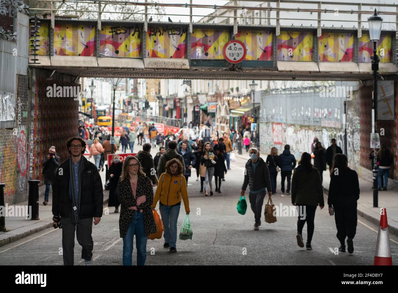 Portobello Market sur Portobello Road est une rue dans la Notting Hill district du Royal Borough de Kensington et Chelsea dans l'ouest de Londres Banque D'Images