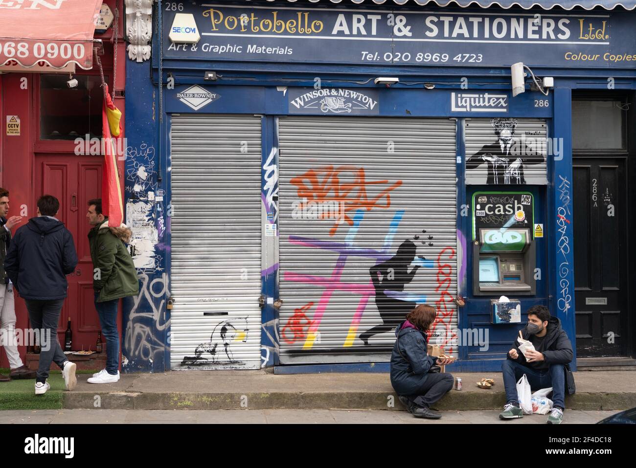 Portobello Market sur Portobello Road est une rue dans la Notting Hill district du Royal Borough de Kensington et Chelsea dans l'ouest de Londres Banque D'Images