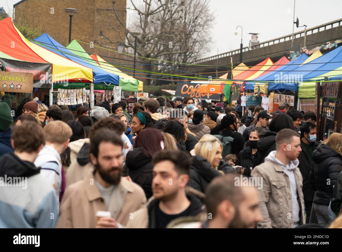 Portobello Market sur Portobello Road est une rue dans la Notting Hill district du Royal Borough de Kensington et Chelsea dans l'ouest de Londres Banque D'Images