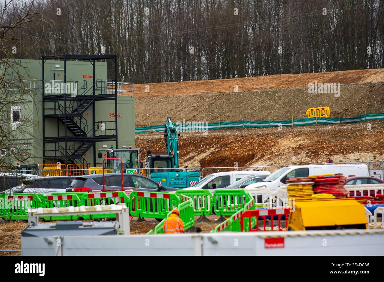 Little Amersham, Buckinghamshire, Royaume-Uni. 18 mars 2021. HS2 ont détruit une autre partie de la belle campagne en construisant une route de transport et en préparant la construction de la petite tige de ventilation Amersham. Ce sera l'un des 4 puits de ventilation dans le tunnel qu'ils seront ennuyeux sous les Chilterns qui est une zone de beauté naturelle exceptionnelle. HS2 a redirigé un sentier public autour de son immense chantier de construction, au large de l'A413. La liaison High Speed 2 Rail de Londres à Birmingham met en péril 108 anciennes terres boisées, 33 SSSIS et 693 sites fauniques. Crédit : Maureen McLean/Alay Banque D'Images