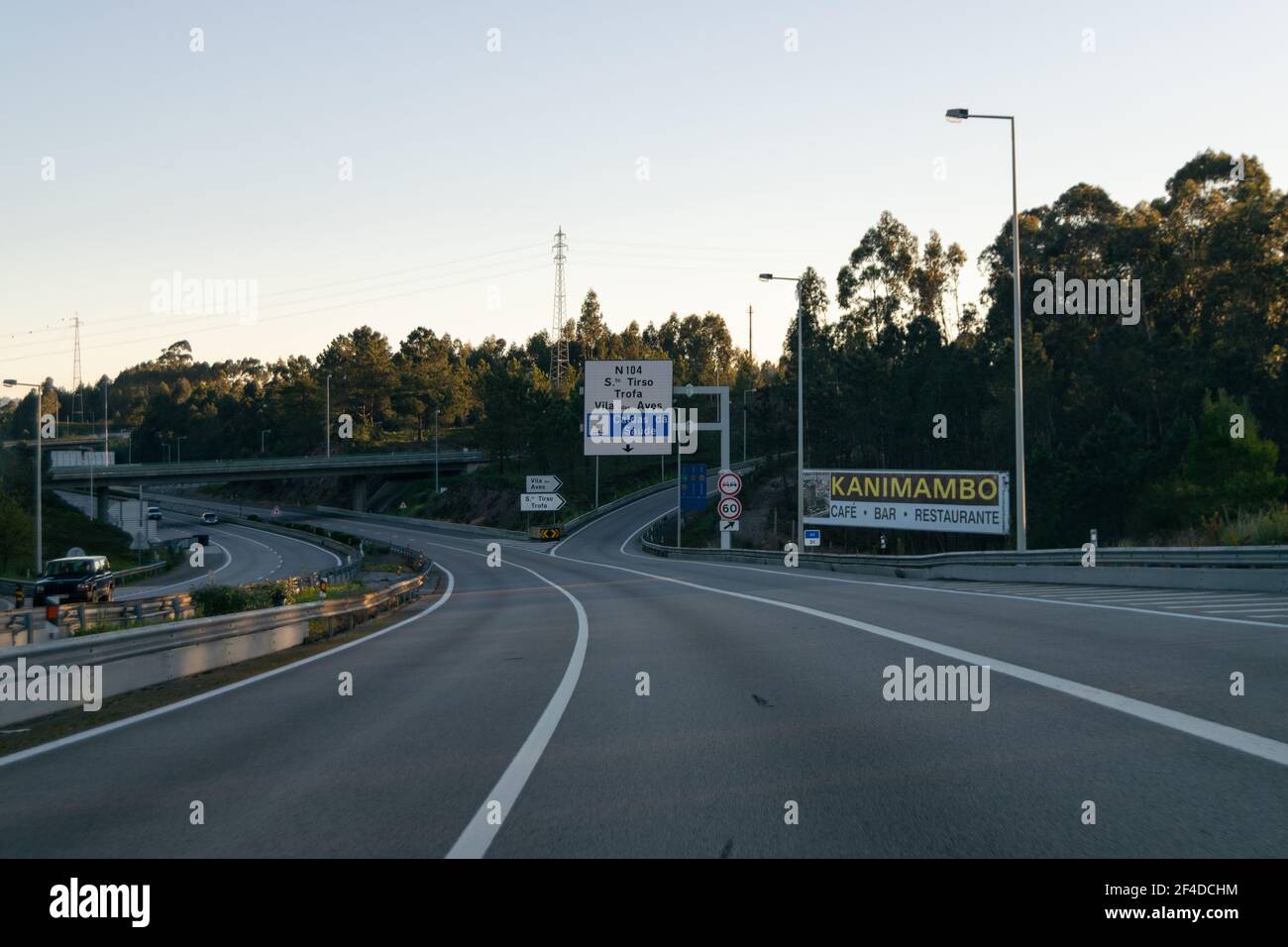 Conduite ou déplacement sur les autoroutes ou les autoroutes. Autoroutes portugaises de Brisa Auto-estradas de Portugal. Sortie Vila das Aves et Santo Tirso. Banque D'Images