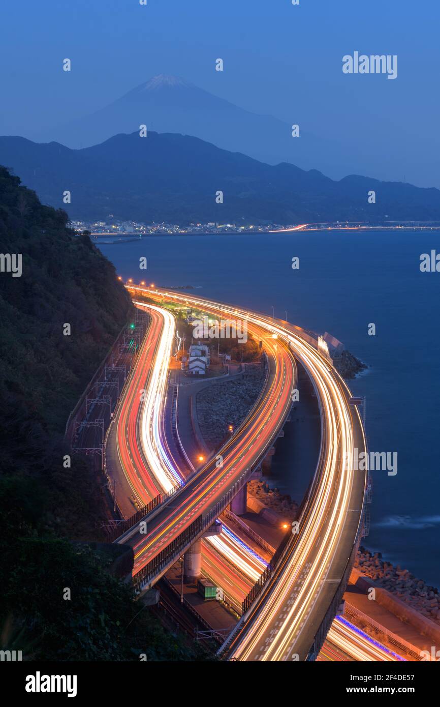 Route Lakeshore avec des sentiers légers et le Mont Fuji au loin, Yamanashi, Honshu, Japon Banque D'Images