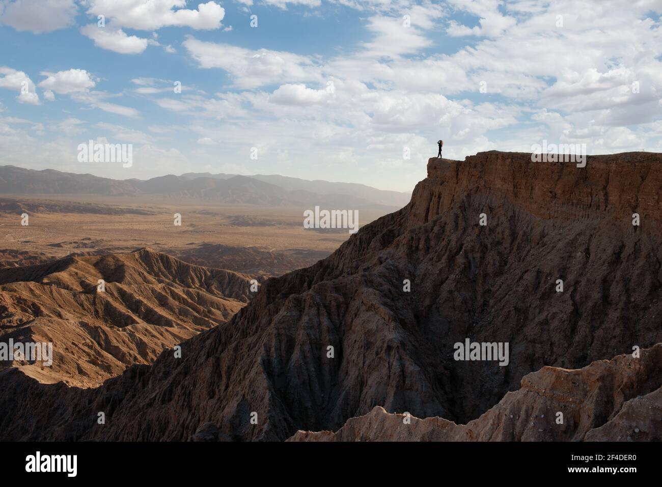 Femme debout sur la montagne regardant les badlands vue sur la montagne, Anza Borrego Desert State Park, Californie, Etats-Unis Banque D'Images