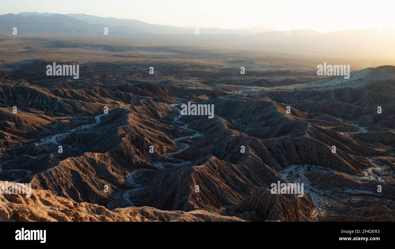 Vue aérienne sur le paysage de montagne depuis font's point au coucher du soleil, parc national du désert d'Anza Borrego, Californie, États-Unis Banque D'Images