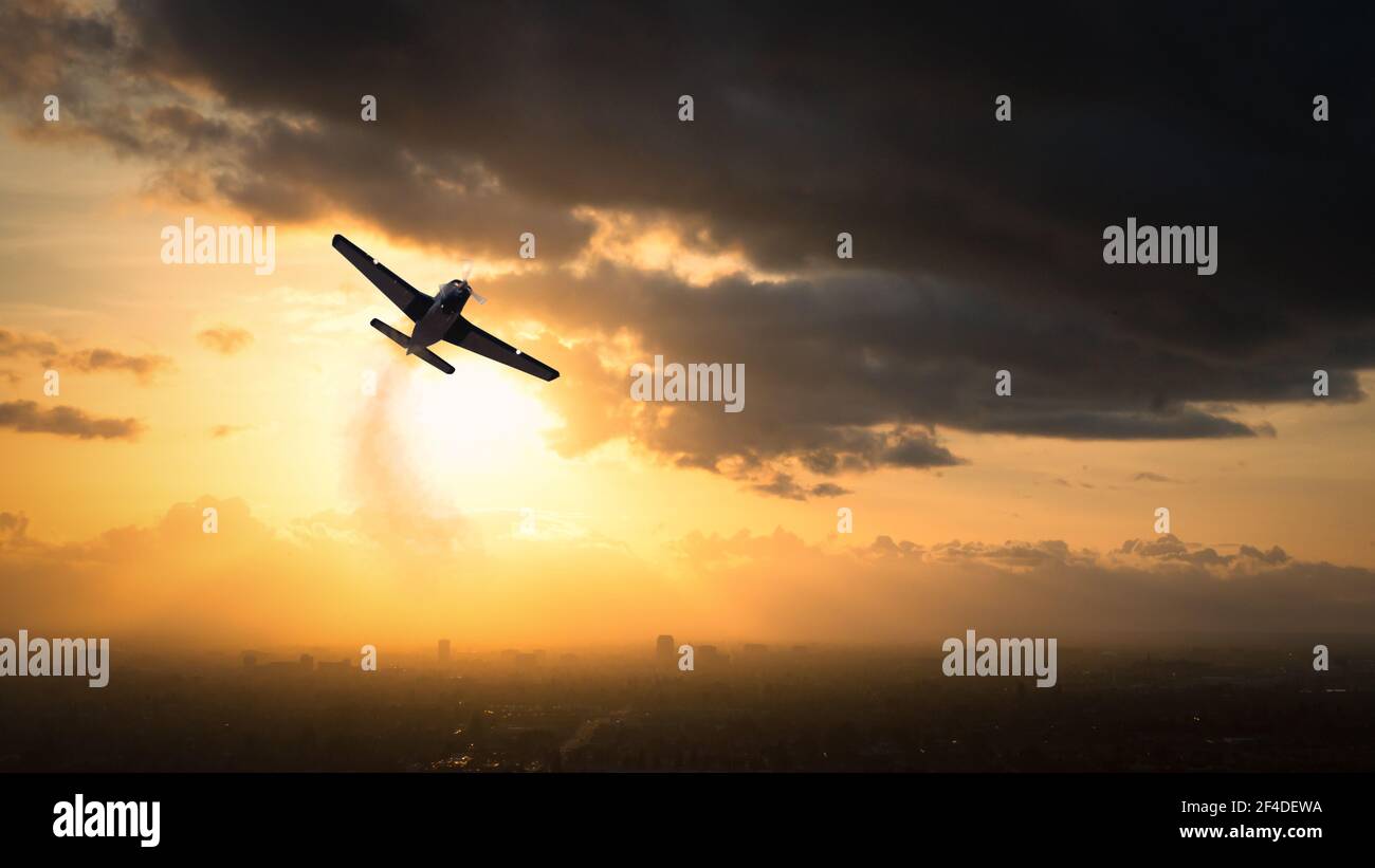 Silhouette d'un avion de la Seconde Guerre mondiale volant au coucher du soleil, États-Unis Banque D'Images
