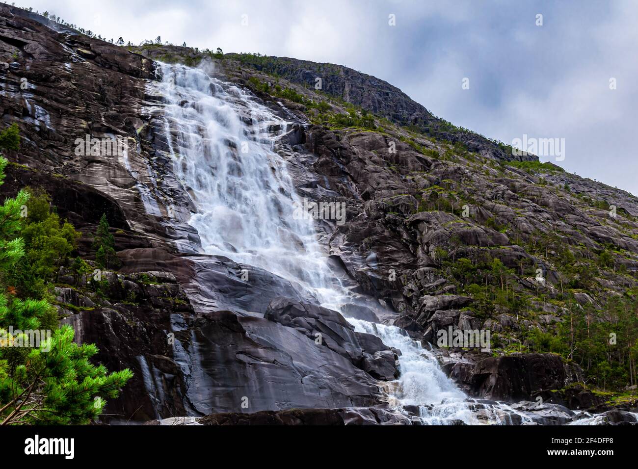 Langfersen cascade de Langfoss en été, Etne, Norvège Banque D'Images
