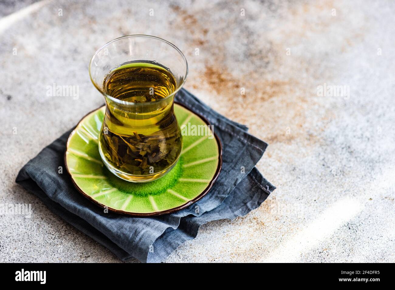 Verre de thé turc sur une soucoupe Banque D'Images