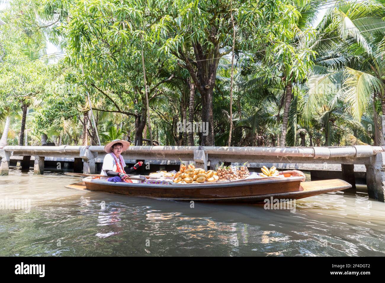 Bateau vendant des fruits au marché flottant de Tha Kha, Bangkok, Thaïlande Banque D'Images