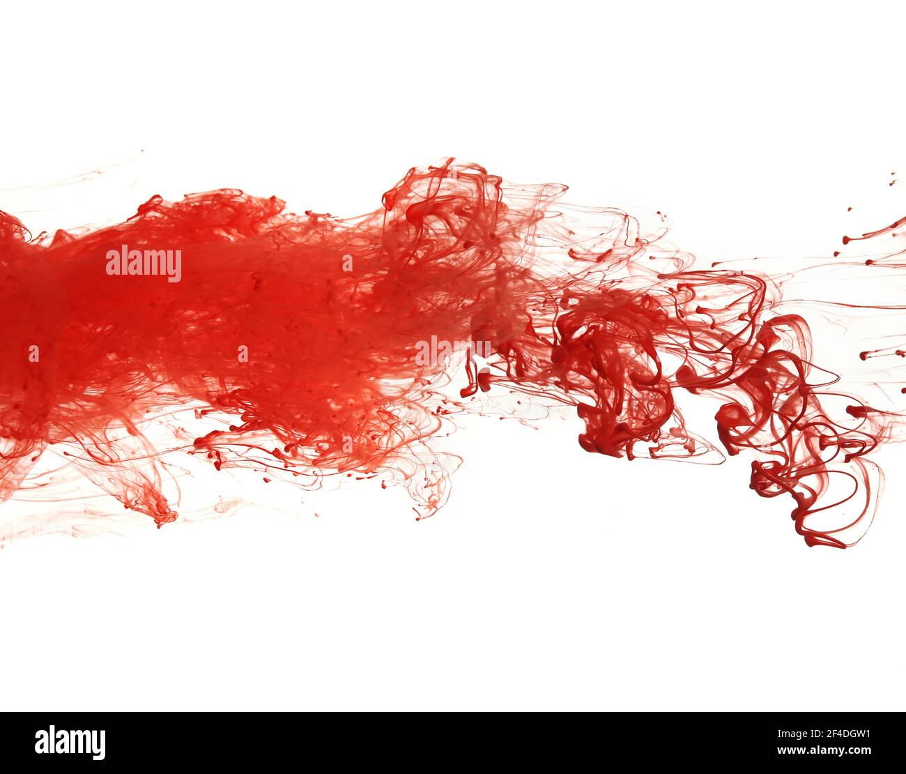 Motif abstrait tombant dans la goutte d'eau de la peinture rouge encre sur un blanc Banque D'Images