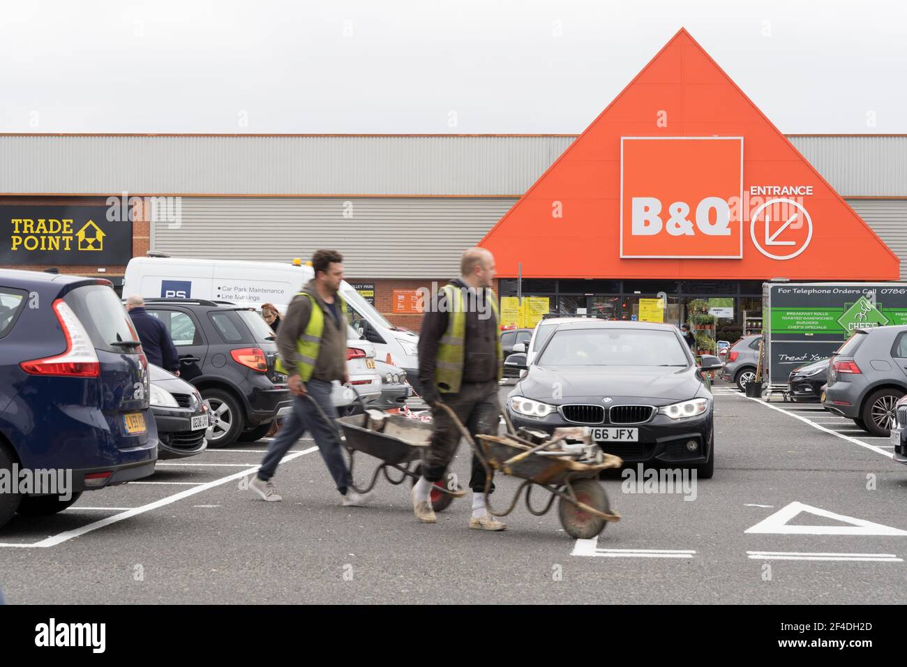 Les acheteurs chargent leurs voitures avec des achats à l'extérieur de l'entrée du magasin de bricolage B&Q, qui fait partie du groupe Kingshisher Banque D'Images