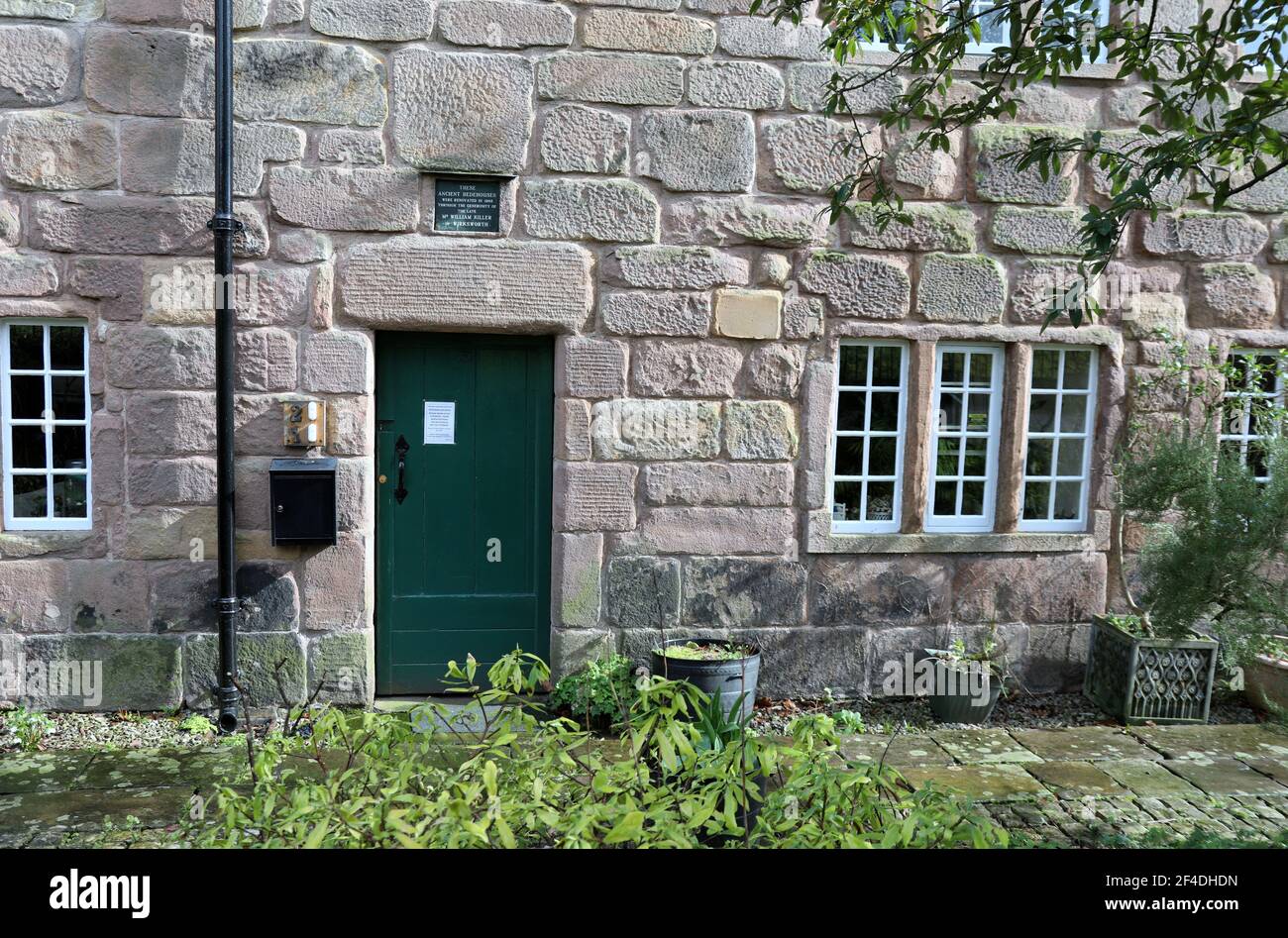 Des maisons de Bedehouses historiques dans l'ancienne ville marchande du Derbyshire de Wirksworth Banque D'Images