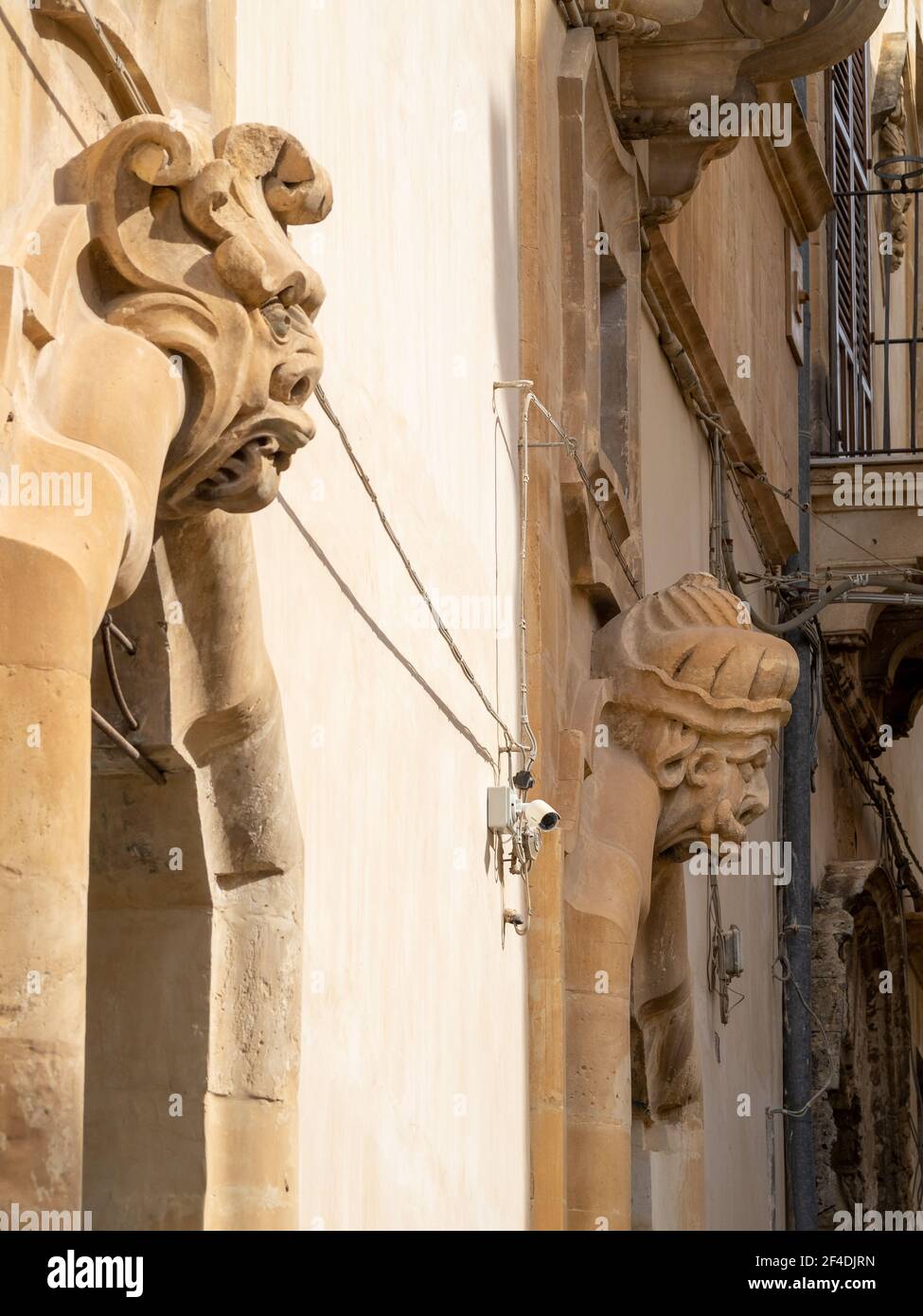 Décorations de porte aux visages grotesques du Palazzo Baroque Beneventano, Scicli Banque D'Images