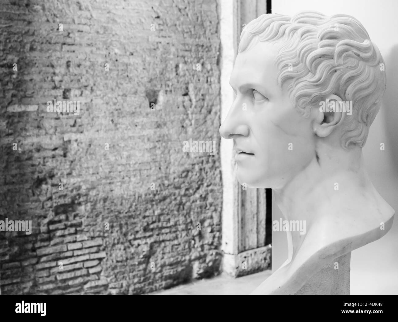 Photo en noir et blanc du buste de l'ancien homme romain exposé dans un musée italien Banque D'Images