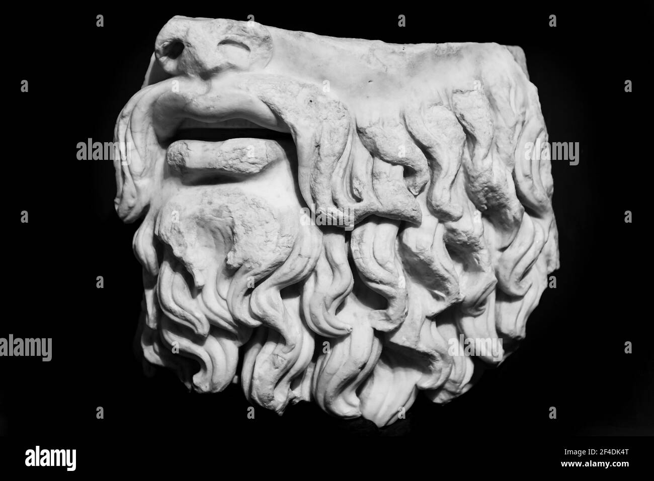 Photo en noir et blanc de la partie inférieure de la face mâle sculpté dans le marbre Banque D'Images