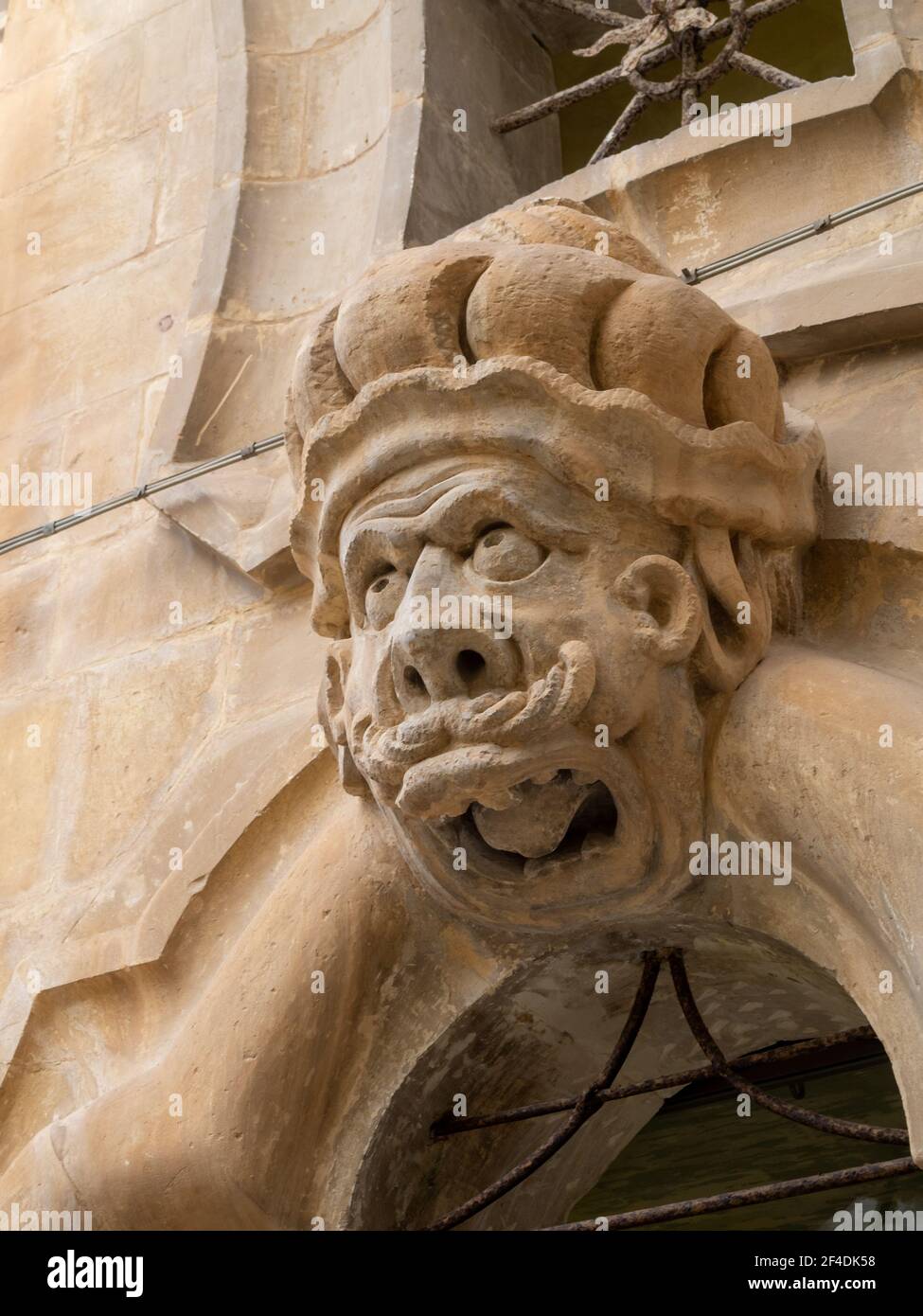 Keystone d'une face grotesque d'un Moor portant une turbante sur une porte du Palazzo Baroque Beneventano, Scicli Banque D'Images