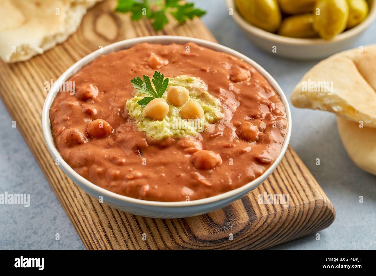 Fava haricots trempette. La cuisine traditionnelle égyptienne du Moyen-Orient foul medames avec de l'huile d'olive. Gros plan Banque D'Images