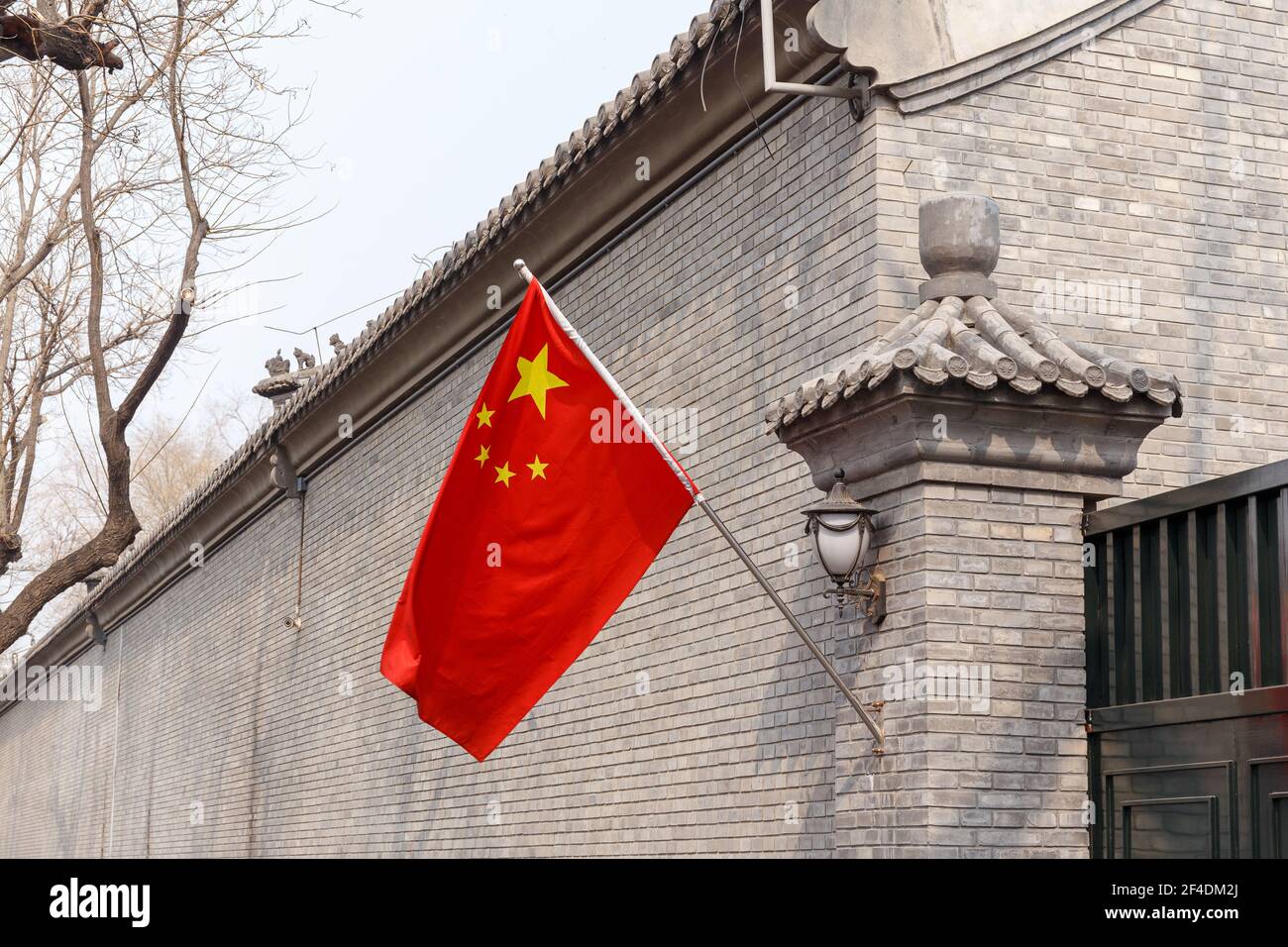 Drapeau chinois sur un vieux mur près de la Cité interdite à Beijing, Chine en mars 2018. Banque D'Images