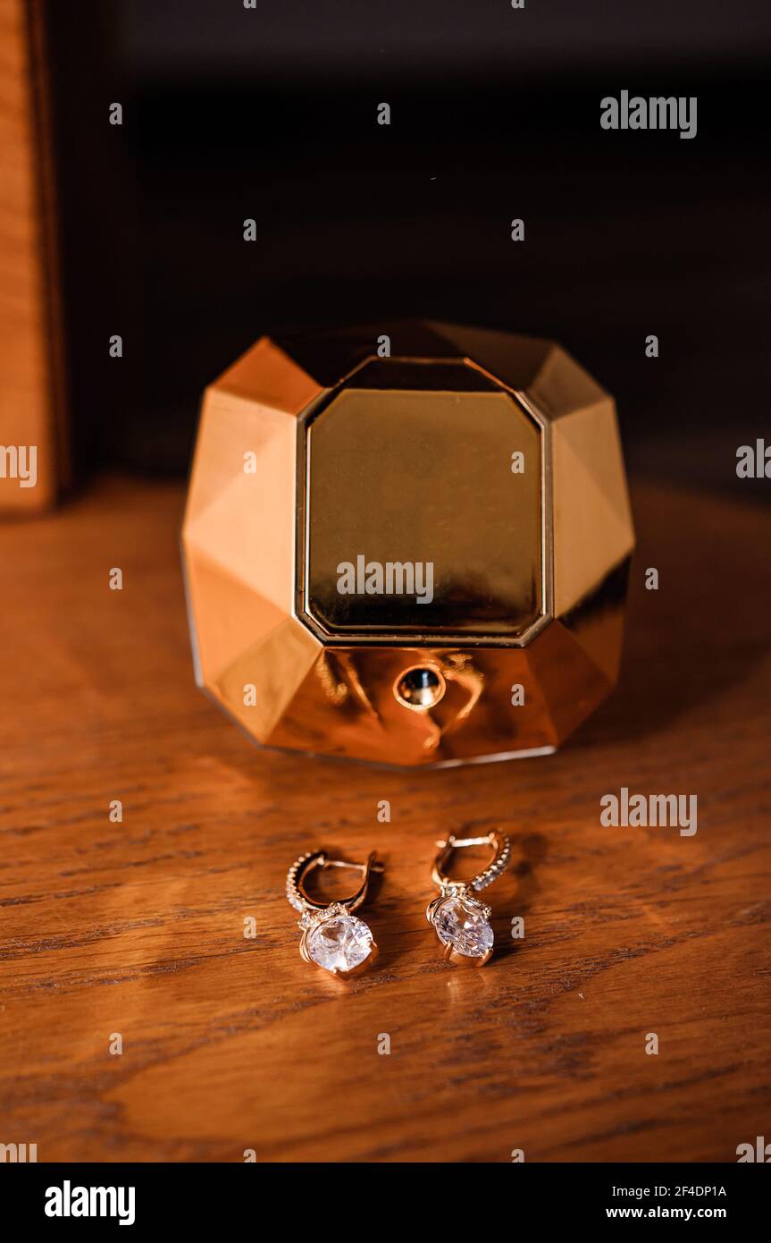 Accessoires de mariage pour la mariée. Parfum, boucles d'oreilles Banque D'Images