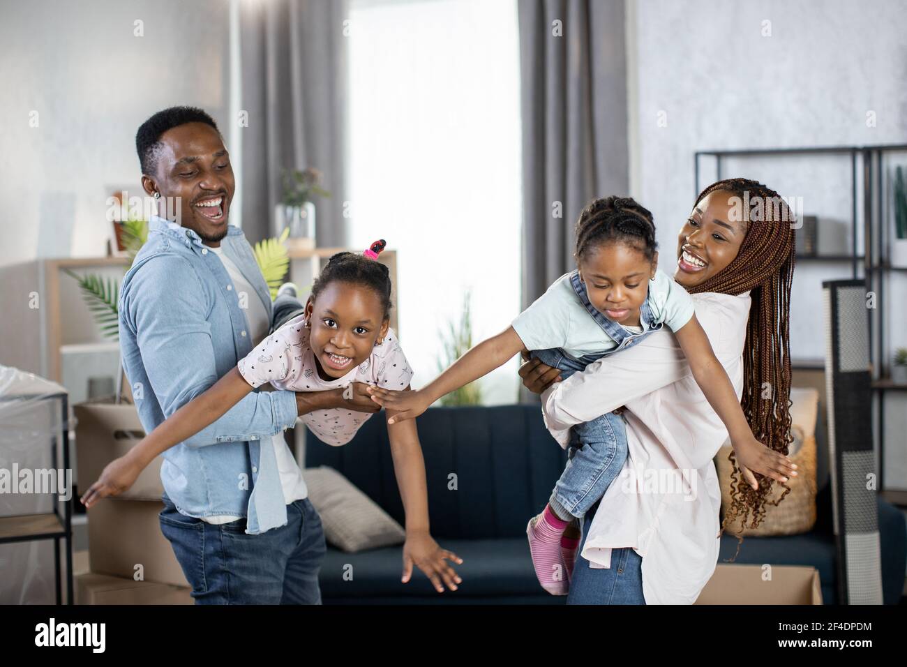 joyeux-afro-am-ricain-homme-et-femme-s-amusant-avec-les-enfants-la