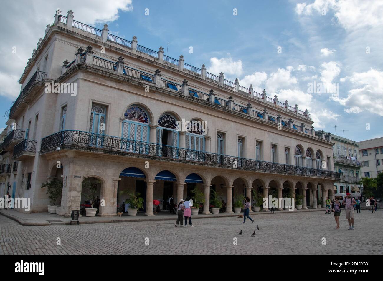 Hôtel Santa Isabel à Plaza de Armas, la Havane, Cuba. Transformé en hôtel  en 1867, c'est l'ancien manoir de la Santovenia Photo Stock - Alamy
