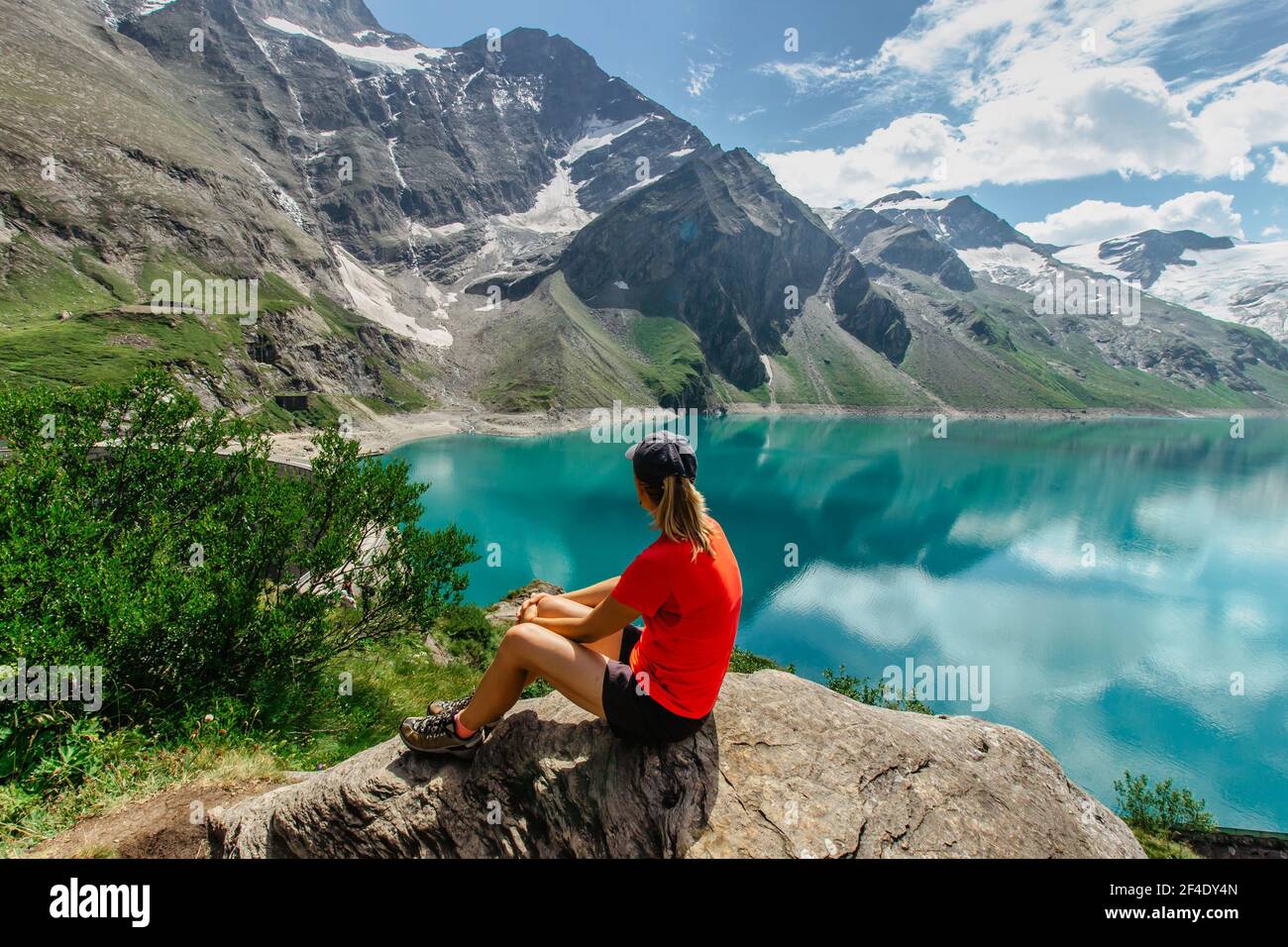 Sport de fille assis appréciant la vue magnifique sur le lac de montagne près de Kaprun, Autriche.calme détente en plein air.merveilleux paysage de la nature, eau turquoise, Banque D'Images