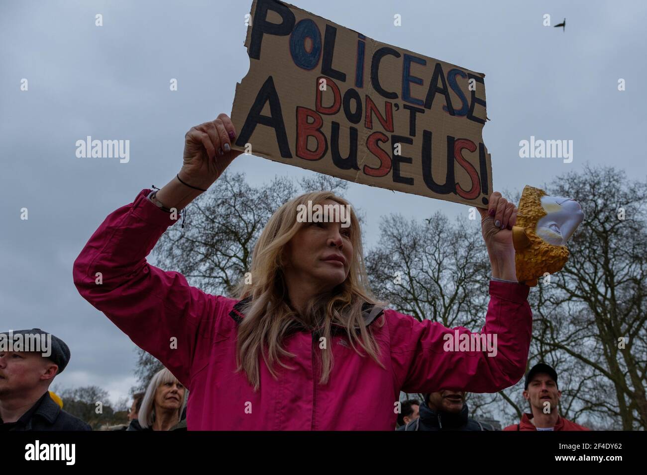 Londres, Royaume-Uni. 20 mars 2021. Les manifestants du stand Up X se réunissent dans le coin de Hyde Park pour protester contre le confinement et la vaccination forcée imposés par le gouvernement grâce à la mise en place de passeports de santé. Des milliers de manifestants ont défilé de Hyde Park Corner vers le centre de Londres. Credit: Joao Daniel Pereira / Alamy Live News. Banque D'Images