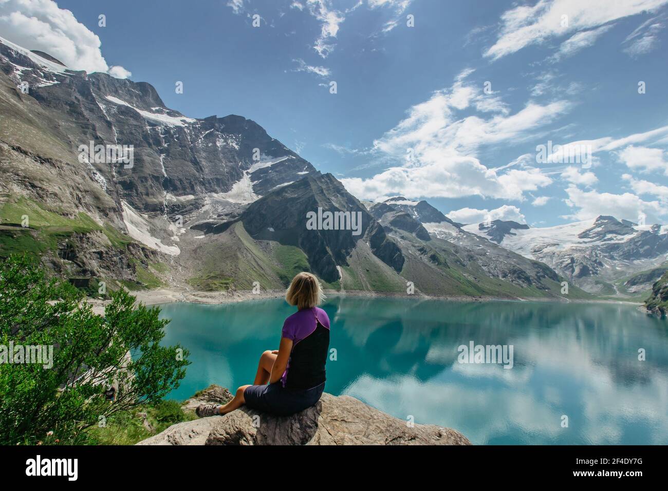 Petite fille assise et profitant de la vue magnifique sur le lac de montagne à proximité Kaprun,Autriche.calme détente en plein air.merveilleux paysage de la nature, eau turquoise, Hol Banque D'Images