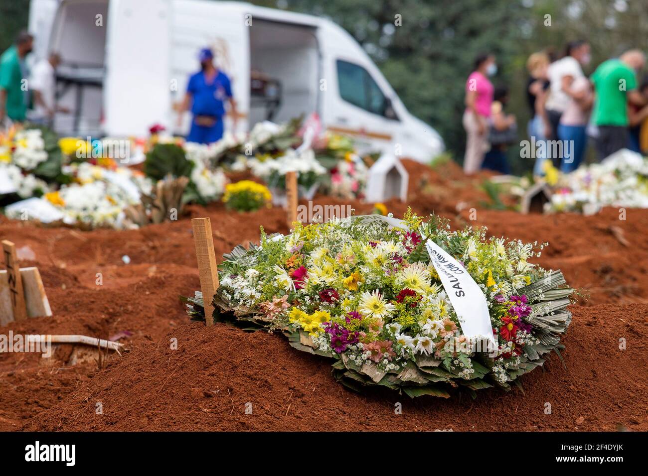 Coronavirus - le corps est enterré dans le cimetière Vila Formosa, le plus grand d'Amérique latine, sur le côté est de São Paulo, ce samedi (20). Banque D'Images