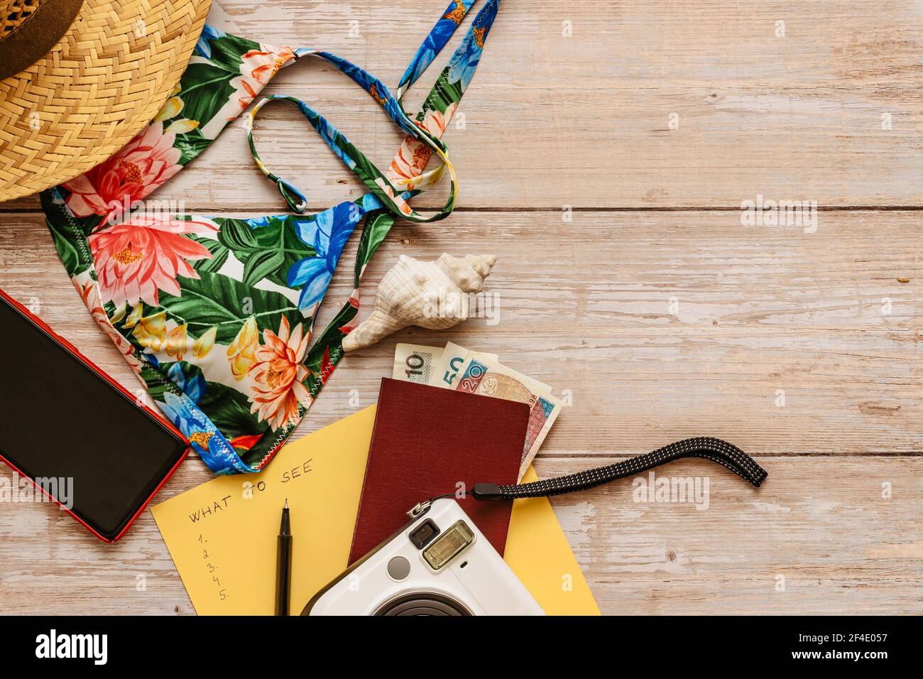 Bannière concept Voyage plat.articles pour vacances d'été: Passeport,bikini,chapeau,argent,smartphone,espace copie appareil photo.vue du dessus concept de vacances.planification Banque D'Images