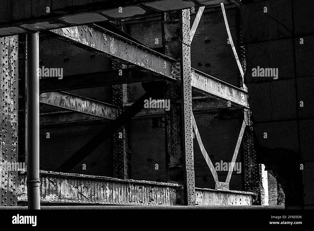Vue d'un ancien cadre en métal par trou dans Une paroi Banque D'Images