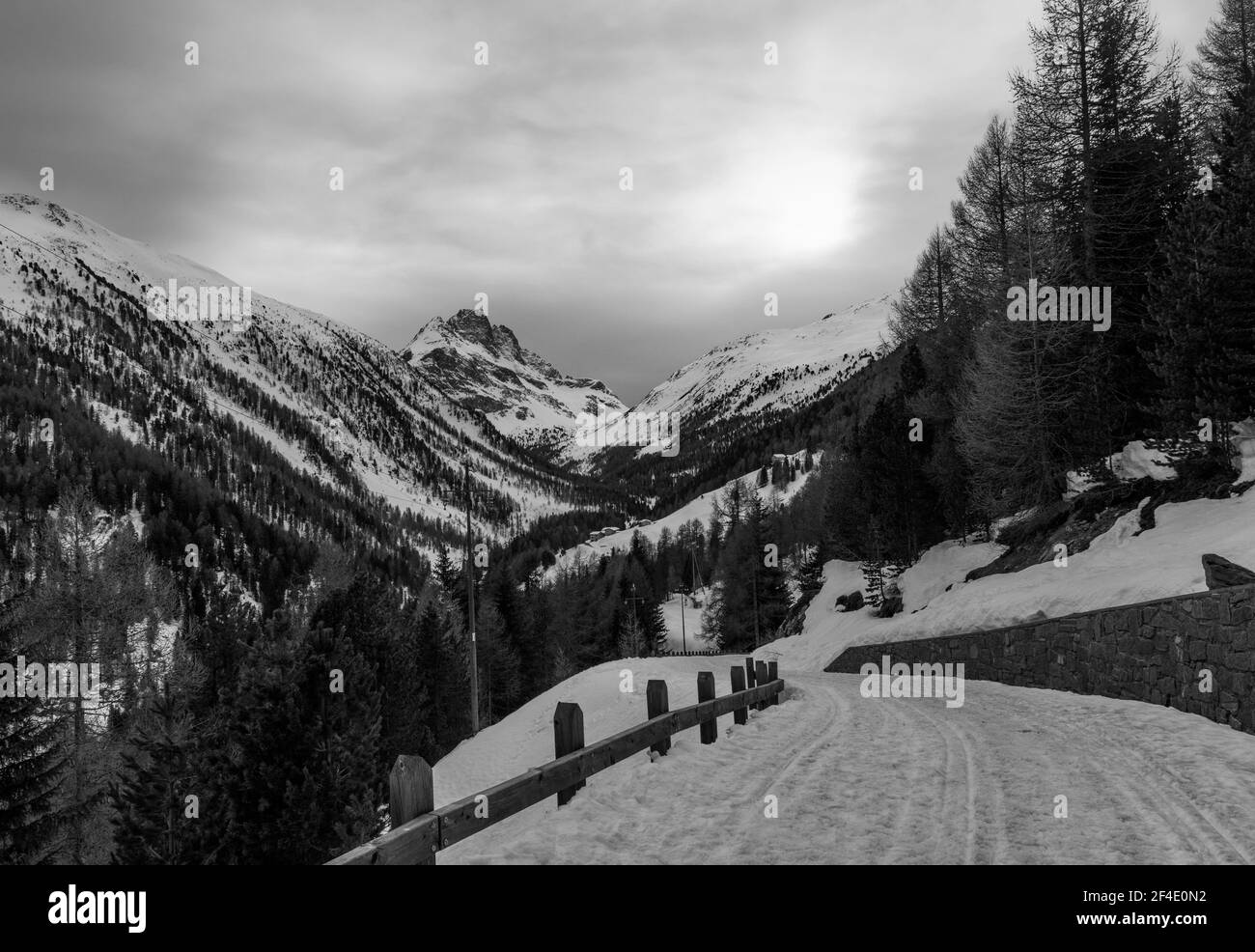 Panorama d'hiver en haute montagne, Valtellina, Italie Banque D'Images