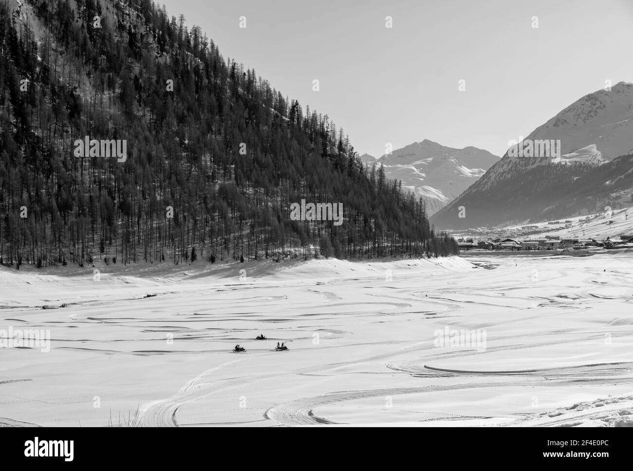 Motoneiges sur le lac gelé de Livigno Banque D'Images
