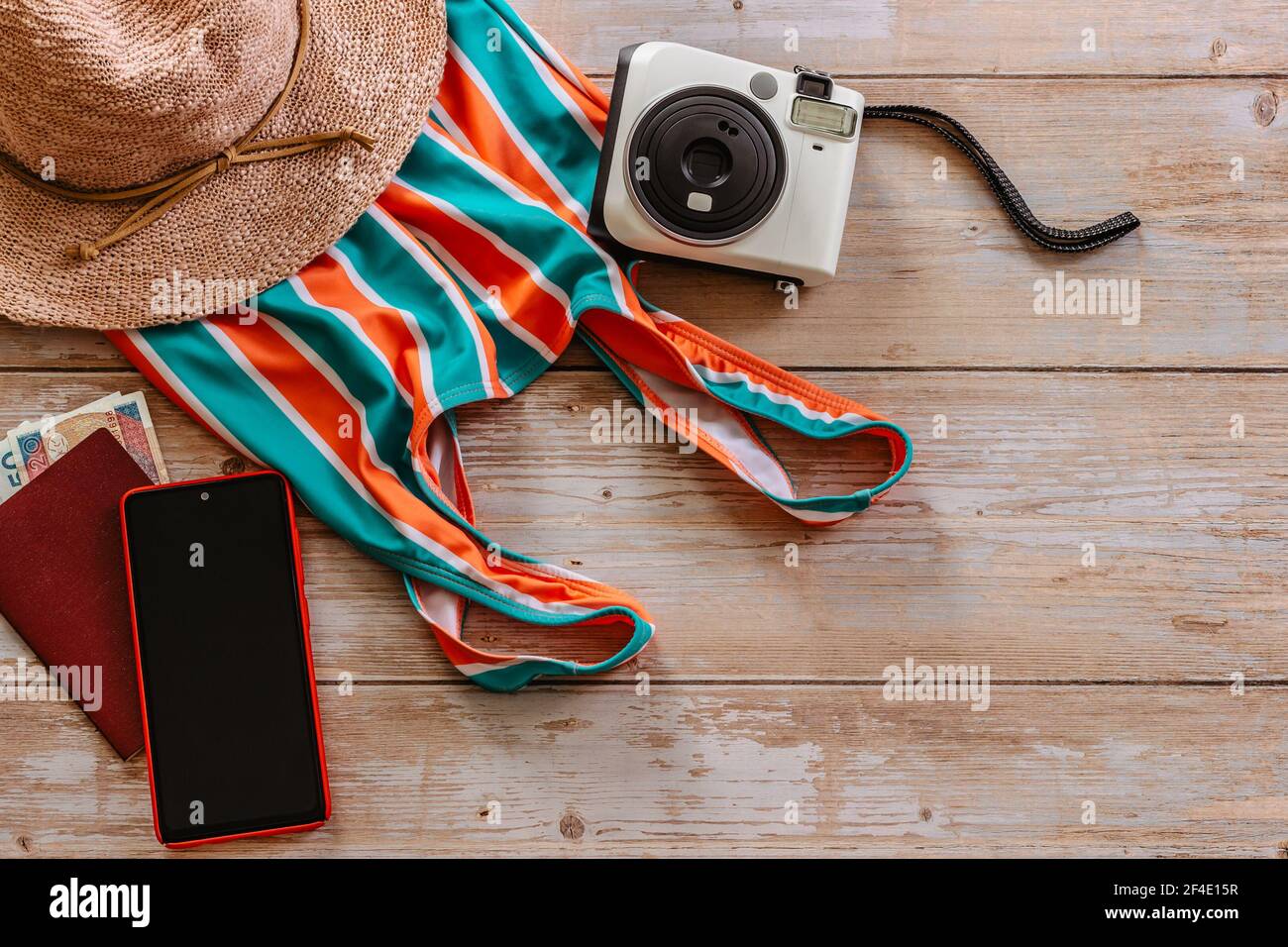 Bannière concept Voyage plat.articles pour vacances d'été: Passeport,bikini,chapeau,argent,smartphone,espace copie appareil photo.vue du dessus concept de vacances.planification Banque D'Images
