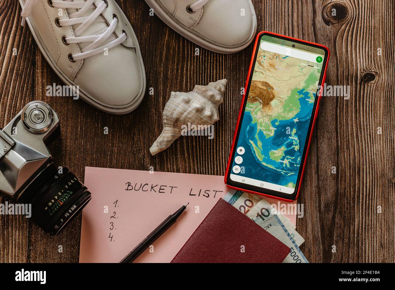 Travel concept bannière Flat Lay.articles pour les vacances d'été: Passeport, baskets, argent, smartphone avec carte de l'Asie, rétro appareil photo copier espace.Top View vacances Banque D'Images