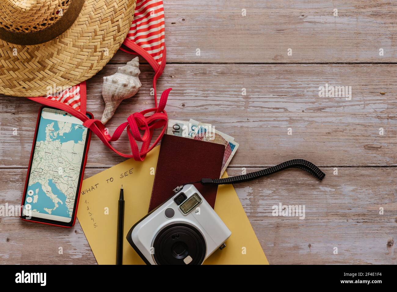 Concept de voyage bannière plat.articles pour les vacances d'été: Passeport,bikini,chapeau,argent,smartphone avec carte de l'Europe, appareil photo copier espace.Top View vacances Banque D'Images