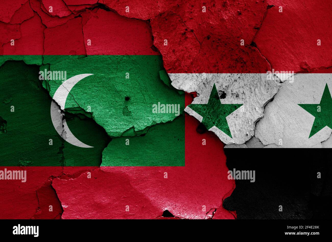 Drapeaux des Maldives et de la Syrie peints sur un mur fissuré Banque D'Images